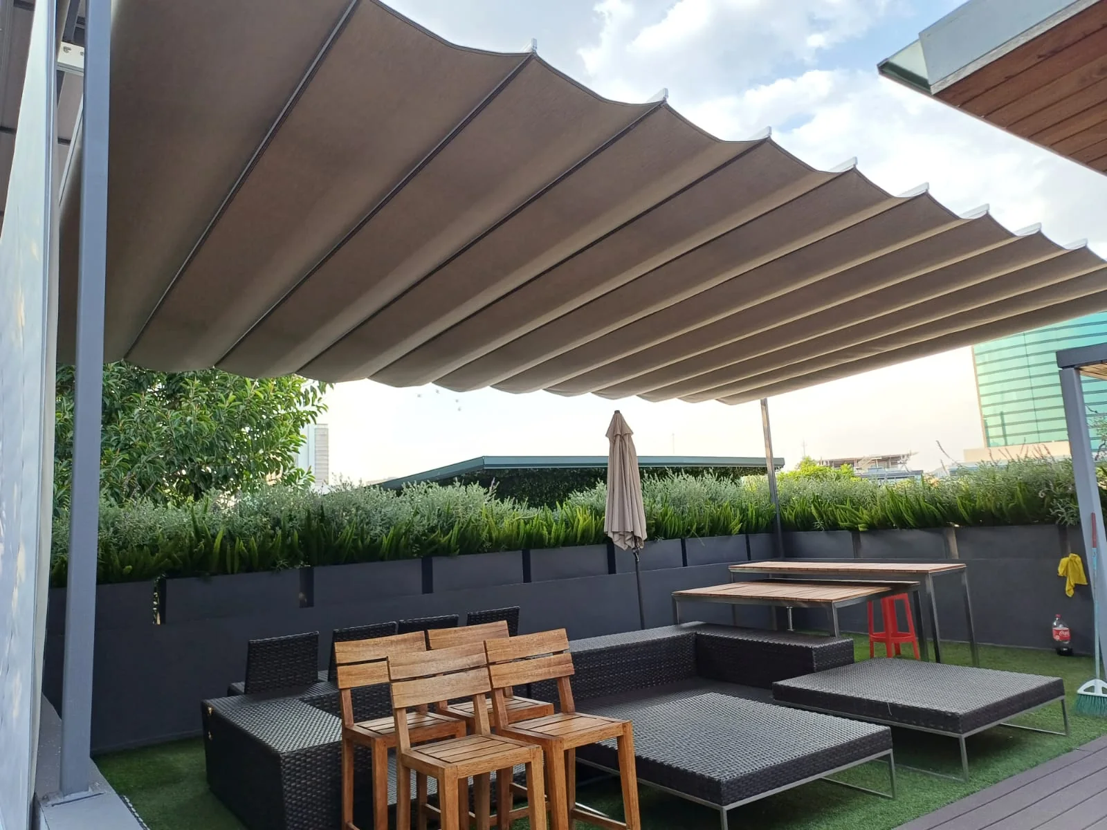 Techo retráctil de palillería instalado en terraza
