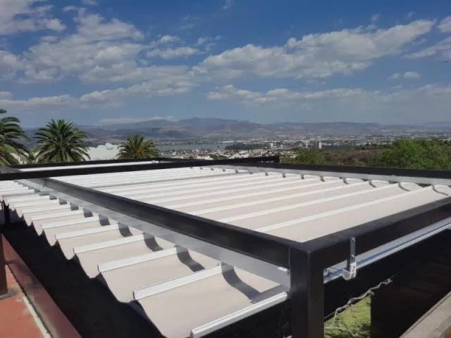Techo retráctil integrado a una estructura exterior