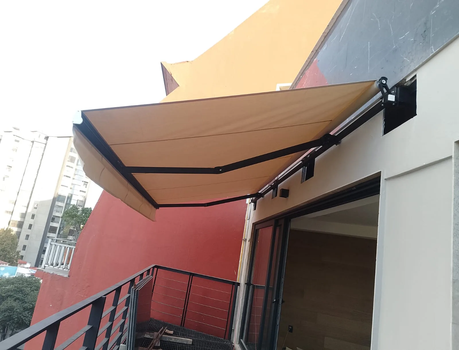 Toldo a la medida con estructura instalada